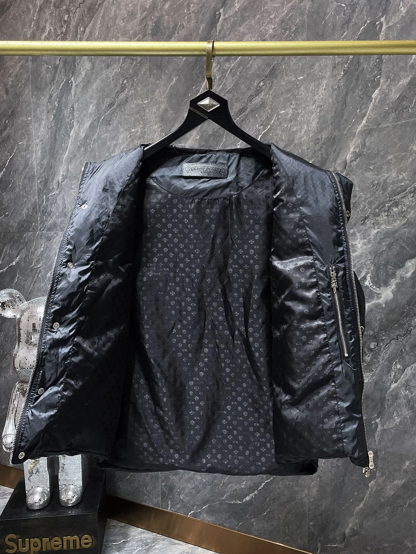 P656 Chrome Hearts ❄️Winter Down Jacket Series❄️ Chrome Hearts Dark Pattern Series Hooded Down Vest, available simultaneously at counters❤The hood is detachable! The best Guangzhou national standard 90 velvet on the market! ! The world’s highest fluffiness of 900D! ! High standard and sufficient down filling! ! Exterior windproof and waterproof dark pattern custom fabric, interior high-grade dark pattern lining fabric to prevent lint, original hardware molding, exquisite craftsmanship details, casual or formal wear ✨ slim fit and not bloated Recommended color: Customized dark pattern flower series Code number: S, M, L, XL